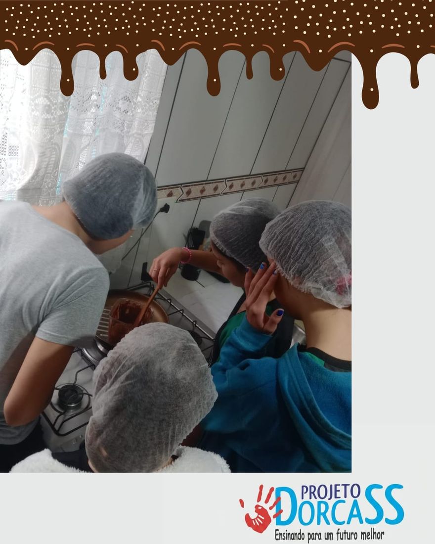Publicação do projeto mostrando a turma reunida na cozinha